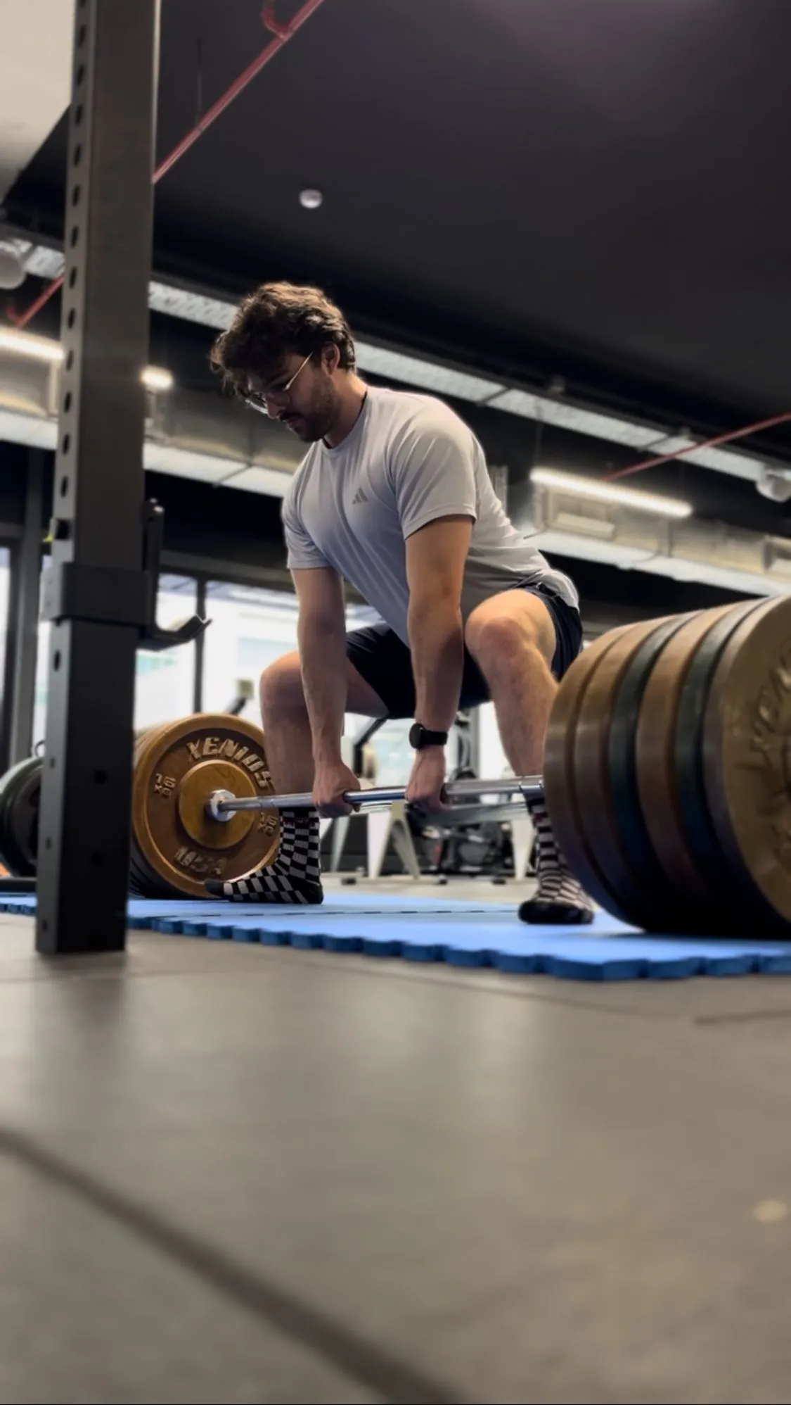 Coach Pombo a treinar deadlift no ginásio